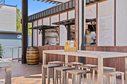 Cozy Lake Escape near Parliament, Embassies, Golf Club in Yarralumla