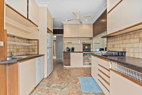 Konyha, Cozy Lake Escape near Parliament, Embassies, Golf Club in Yarralumla