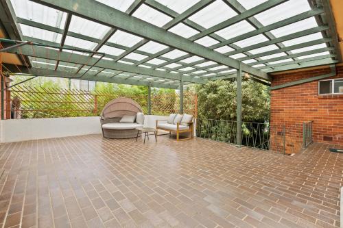 Erkély/terasz, Cozy Lake Escape near Parliament, Embassies, Golf Club in Yarralumla