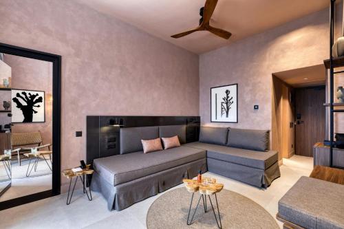 1 queen bed, 2 twin beds, 2 sofa beds