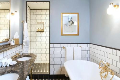 University Arms Autograph Collection - image 11