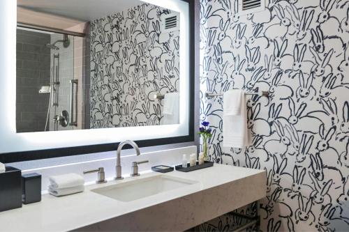 King Room image 4