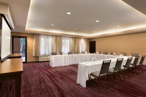 Courtyard by Marriott Bloomington Normal - image 11