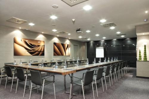 AC Hotel Victoria Suites - image 7
