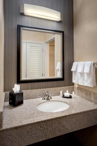 Courtyard By Marriott Hartford Windsor Airport - image 8