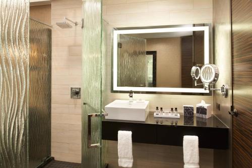 Premium King Guest Room with City View image 4