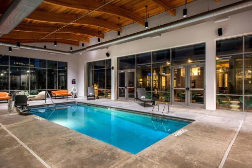泳池, 夏洛特巴蘭坦雅樂軒酒店 (Aloft Charlotte Ballantyne) in 派恩維爾區