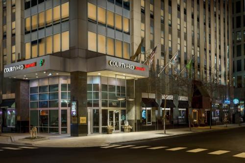 Courtyard Chicago Downtown/Magnificent Mile - image 10