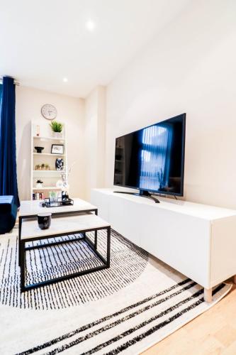 Stunning Canary Wharf Flat-5 mins from tube station, London (photo 6)