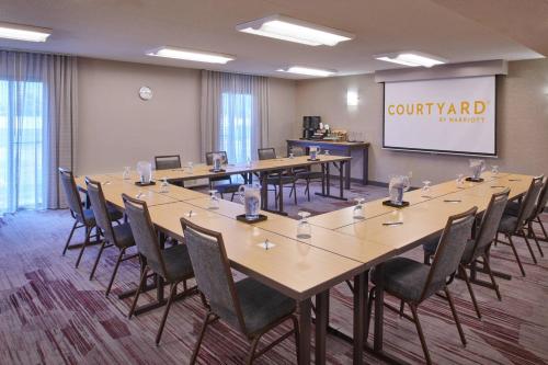 Courtyard by Marriott Detroit Warren - image 6
