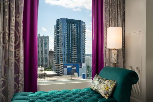 King Room with Roll-in Shower - Mobility Accessible
