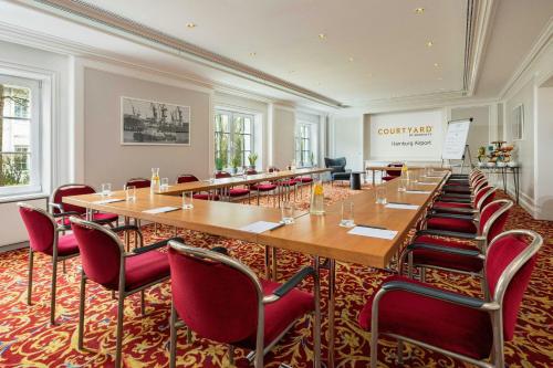 Courtyard by Marriott Hamburg Airport - image 8