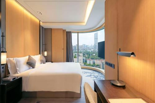 643122023 Kempinski Residences Guangzhou - Free shuttle between hotel and Exhibition Center during Canton Fair & Exhibitor registration Counter