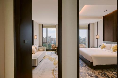 643122031 Kempinski Residences Guangzhou - Free shuttle between hotel and Exhibition Center during Canton Fair & Exhibitor registration Counter