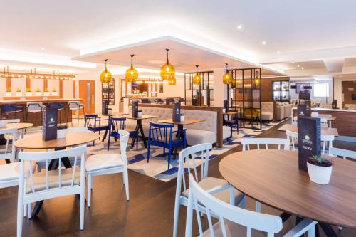 Courtyard by Marriott Glasgow Airport - image 7