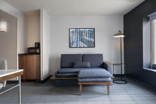 One-Bedroom King Suite with Sofa Bed image 6