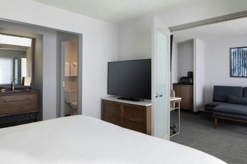 One-Bedroom King Suite with Sofa Bed image 3