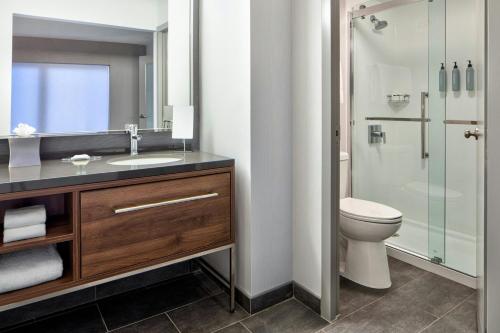 One-Bedroom King Suite with Sofa Bed image 2