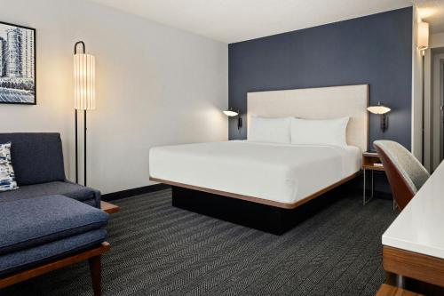 King Room with Sofa Bed image 3