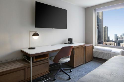 King Room with Sofa Bed image 5