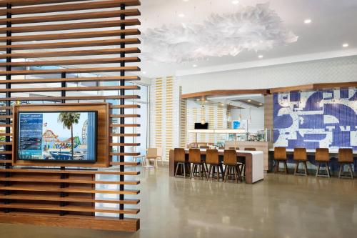 Courtyard by Marriott Santa Monica - image 2