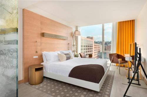 643123304 The Envoy Hotel, Autograph Collection