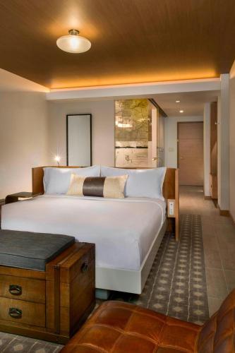 Deluxe King Room with City View image 4