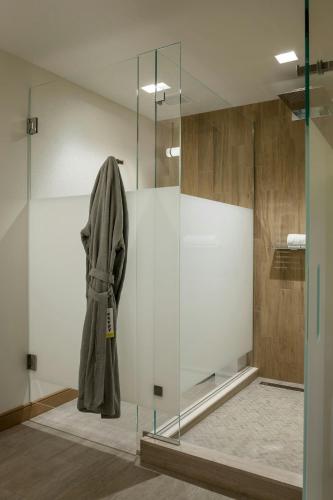 Deluxe King Room with City View image 7