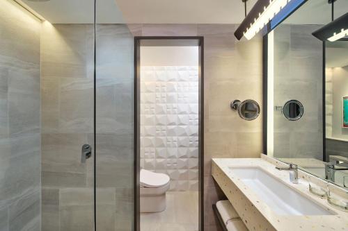 Aloft Room, 1 King Bed (maximum capacity 3 adults) image 5