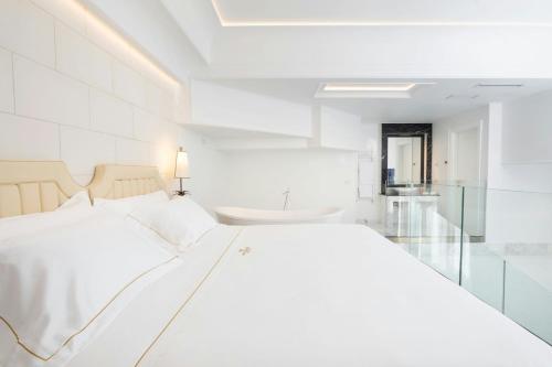 1 queen bed, 1 sofa bed