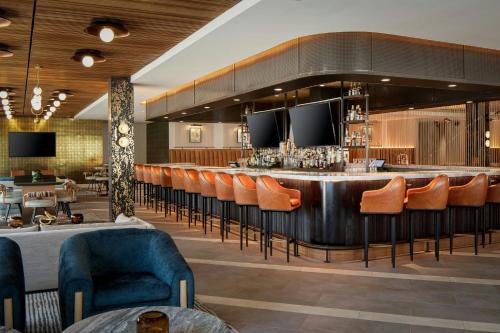ผับ/เลาจน์, โรงแรมเชอราตัน ฟอร์ต เวิร์ท ดาวน์ทาวน์ (Sheraton Fort Worth Downtown Hotel) near สวนน้ำป้อมเวิร์ท