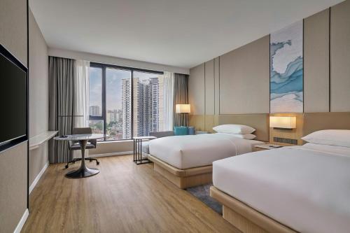 Standard Double Room with Sofa and City View image 2