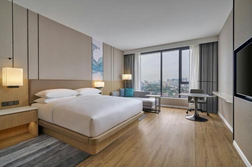 Deluxe Corner King Room with City View image 2