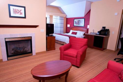 Courtyard Middlebury Room Type - Studio Suite, 1 King Bed, Fireplace (Jetted Tub)