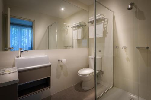 Best Western Plus Travel Inn Hotel Room Type - Deluxe Queen Room