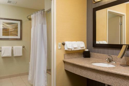 Courtyard by Marriott Des Moines West - image 11