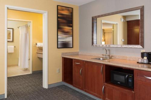 Courtyard by Marriott Des Moines West - image 13