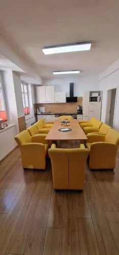 Für Gruppen und Familien - große Ferienwohnung Nähe Stadtpark, 4 Schlafzimmer, 2 Bäder, Terrasse, Parkplatz in Erfurt, Deutschland