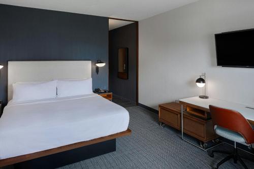 Deluxe King Room with Sofa Bed and Adapted Tub - Mobility Accessible