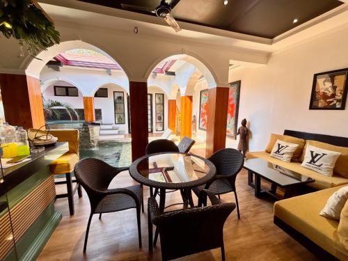 Golden Gorilla Villa with private pool & jacuzzi