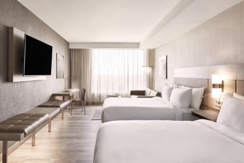 2 queen beds, 1 sofa bed