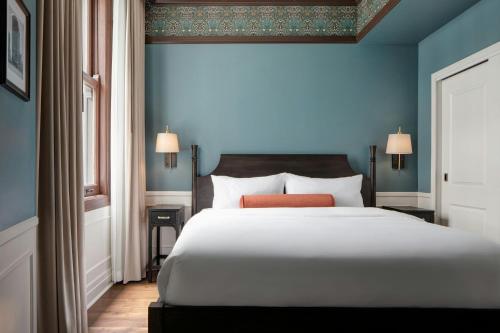 King Room with Atrium View image 2