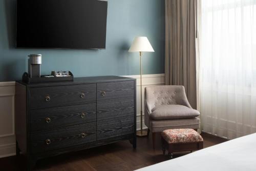 King Room with City View image 2
