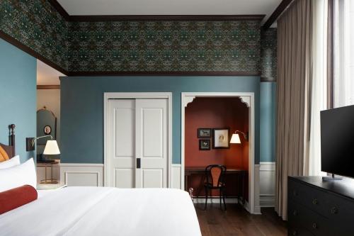 King Room with Atrium View image 3