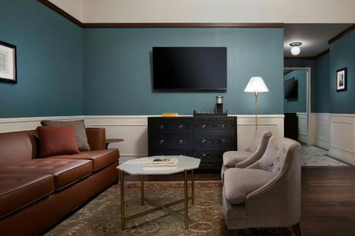 Junior King Suite with Sofa Bed image 3