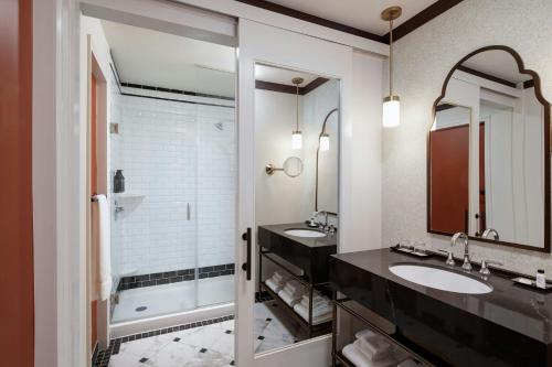 King Room with Atrium View image 4