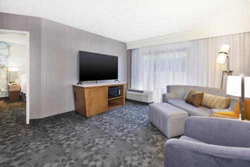 1 king bed, 1 sofa bed