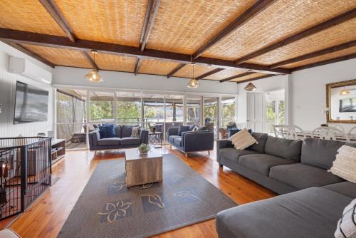 Paradise Retreat Lakehouse - Jamieson - Sleeps 10 in Howqua Inlet