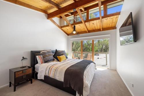Paradise Retreat Lakehouse - Jamieson - Sleeps 10 in Howqua Inlet