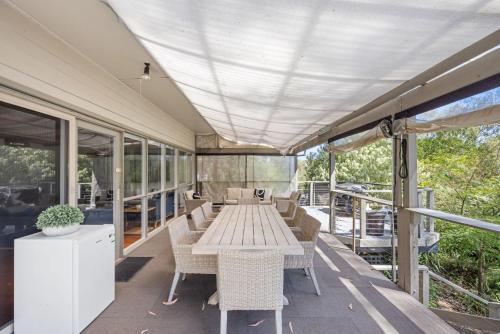 Paradise Retreat Lakehouse - Jamieson - Sleeps 10 in Howqua Inlet